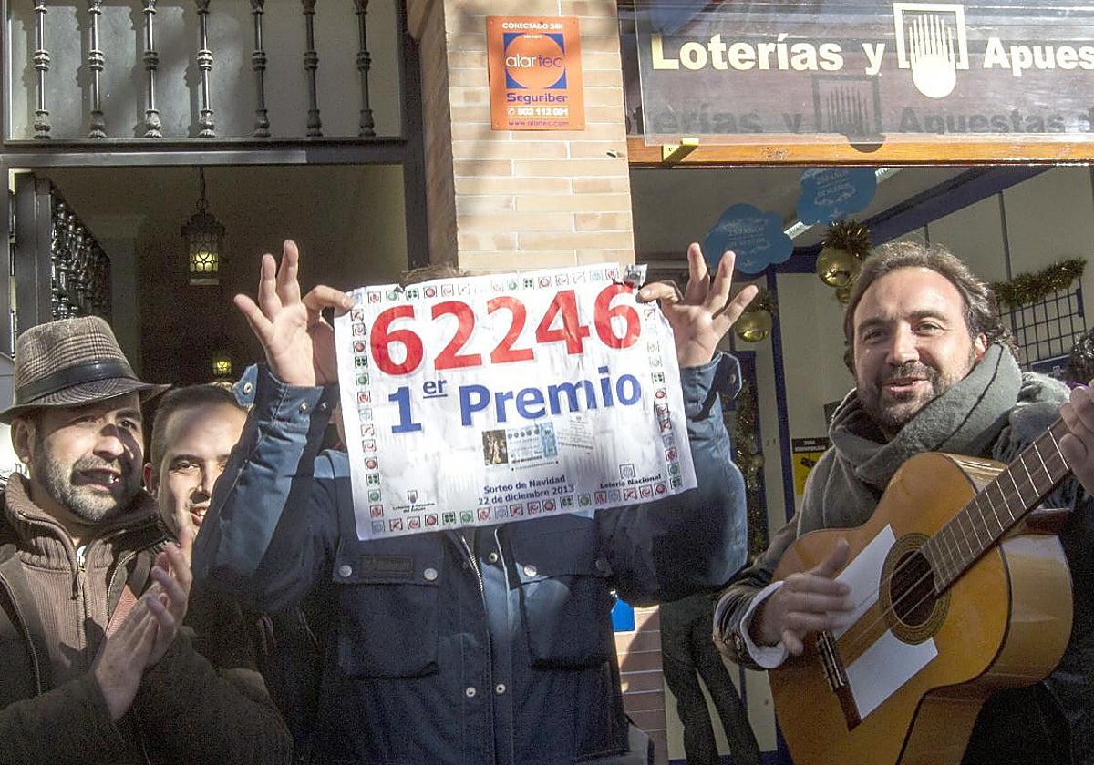 Gente celebrando el Gordo de 2013 en Sanlúcar la Mayor