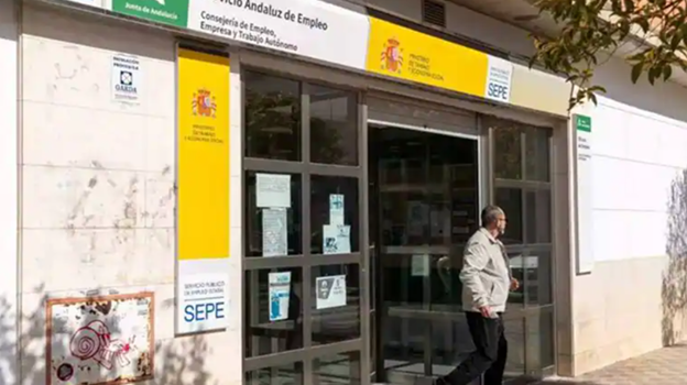 Imagen de una persona saliendo de una oficina del SEPE en Andalucía