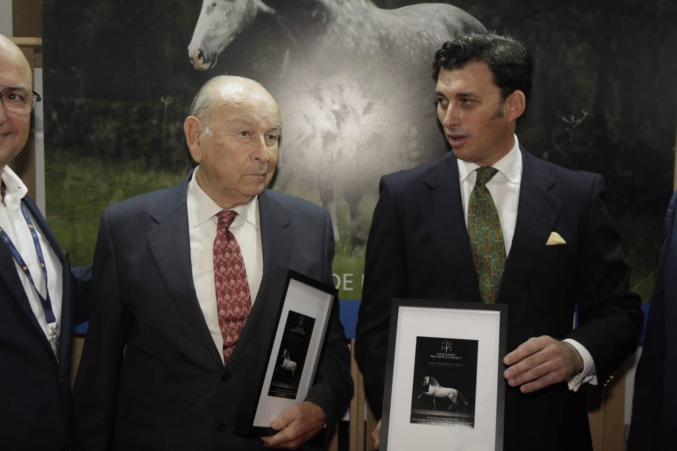 Impresionantes ejemplares de caballos de pura raza española, tiendas especializadas y rostros conocidos del sector se ven estos días en Fibes