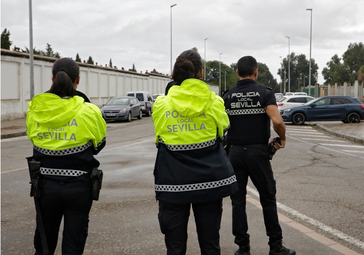 Agentes de la Policía Local en un control en Sevilla