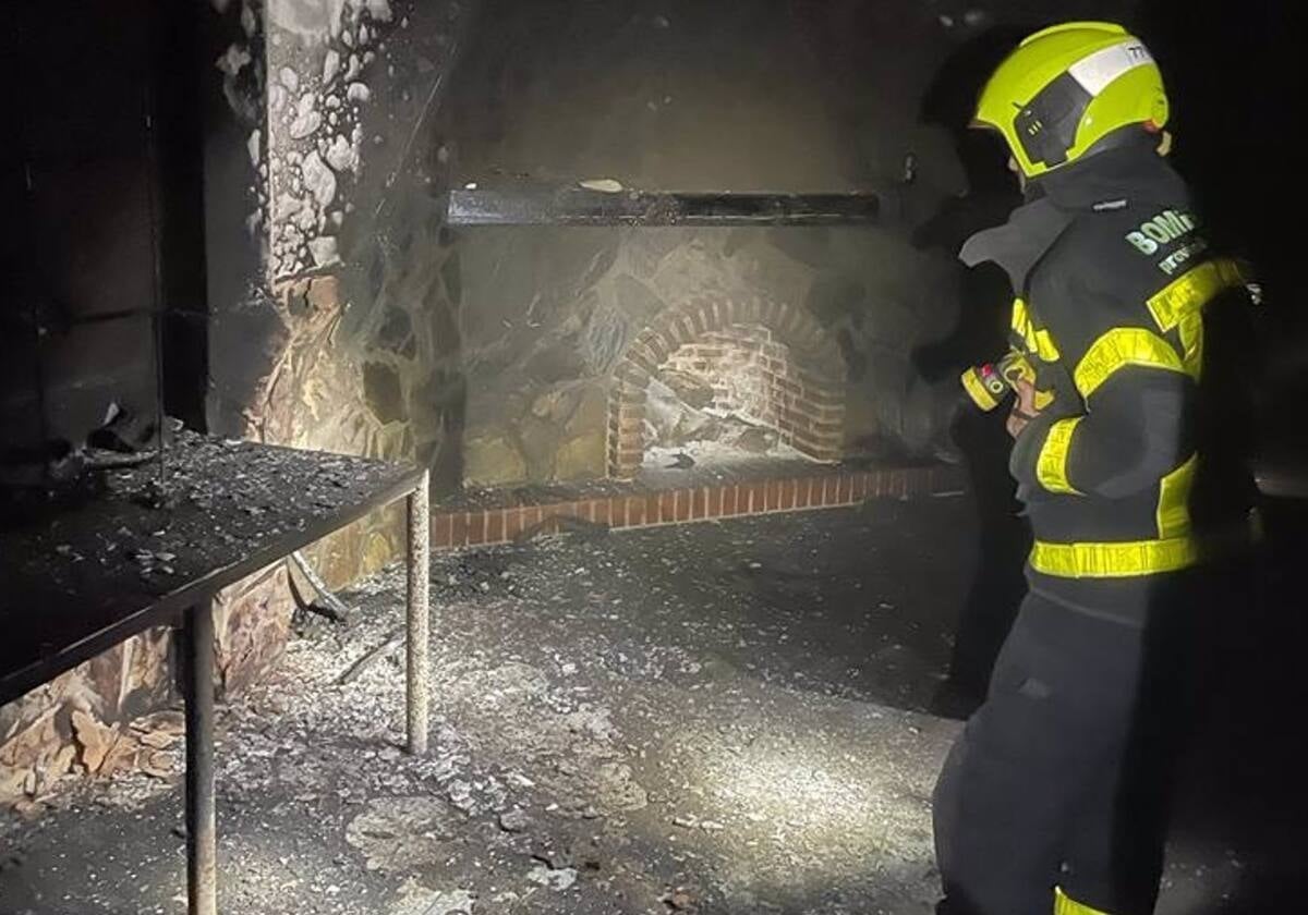 Imagen de archivo de un bombero en un incendio de vivienda