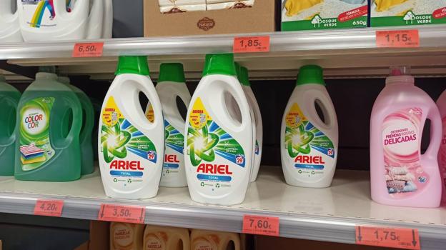 Varias de detergentes en el lineal de un supermercado