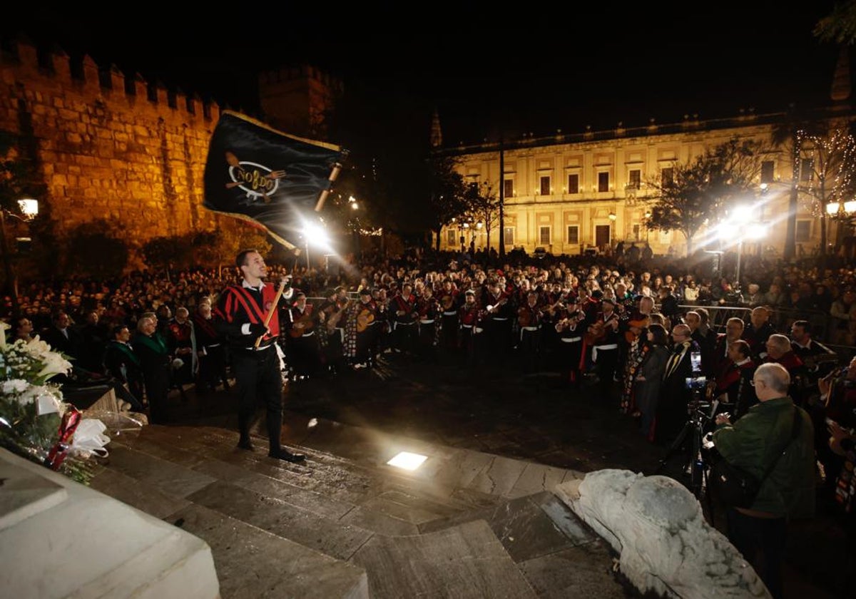 Una de las tunas sevillanas en la plaza del Triunfo