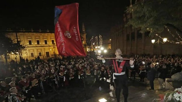 La tuna de Peritos Industriales ante el monumento de la Inmaculada