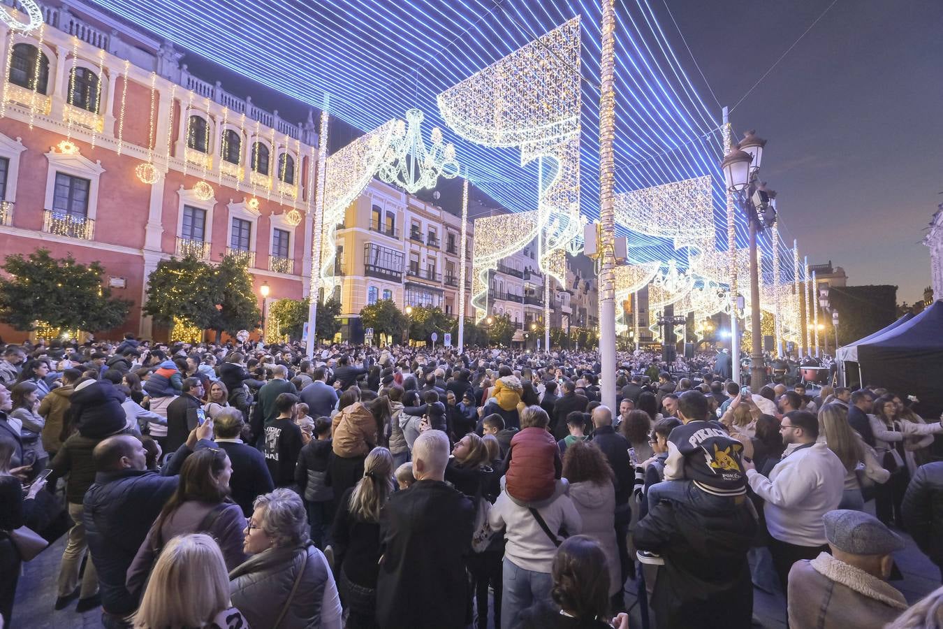 Multitud de personas abarrotan las distintas calles del Centro de la ciudad