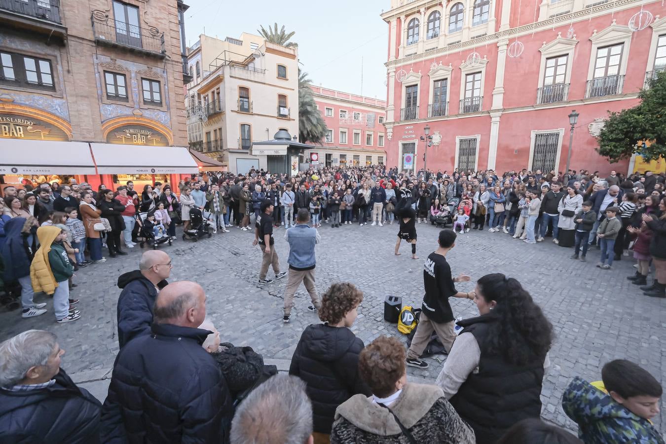 Multitud de personas abarrotan las distintas calles del Centro de la ciudad