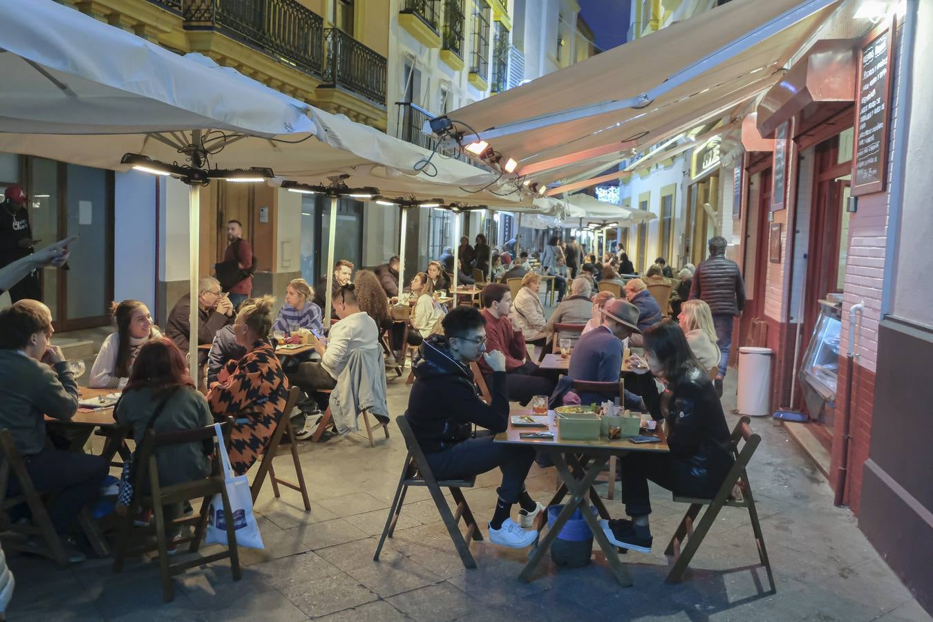 Multitud de personas abarrotan las distintas calles del Centro de la ciudad