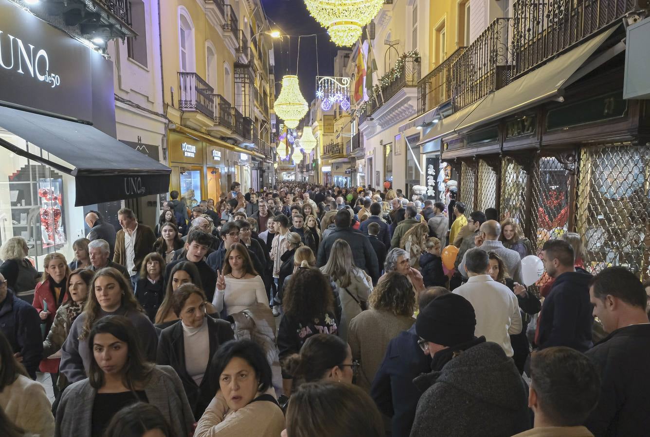 Multitud de personas abarrotan las distintas calles del Centro de la ciudad