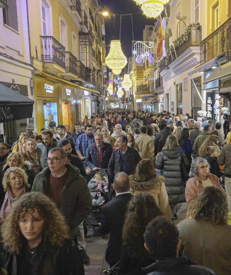 Multitud de personas abarrotan las distintas calles del Centro de la ciudad