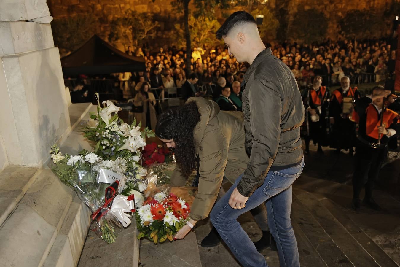 Ambiente festivo en la tradicional actuación de la tuna en la vigilia del Día de la Inmaculada por el Centro de Sevilla
