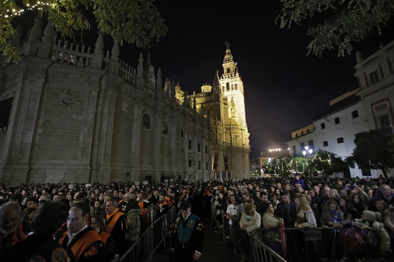 Ambiente festivo en la tradicional actuación de la tuna en la vigilia del Día de la Inmaculada por el Centro de Sevilla