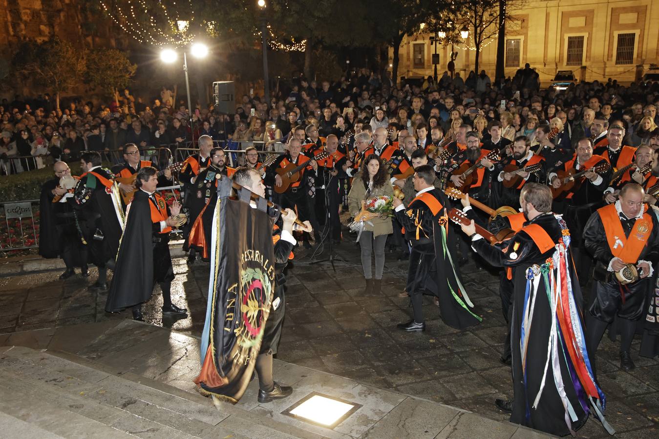 Ambiente festivo en la tradicional actuación de la tuna en la vigilia del Día de la Inmaculada por el Centro de Sevilla