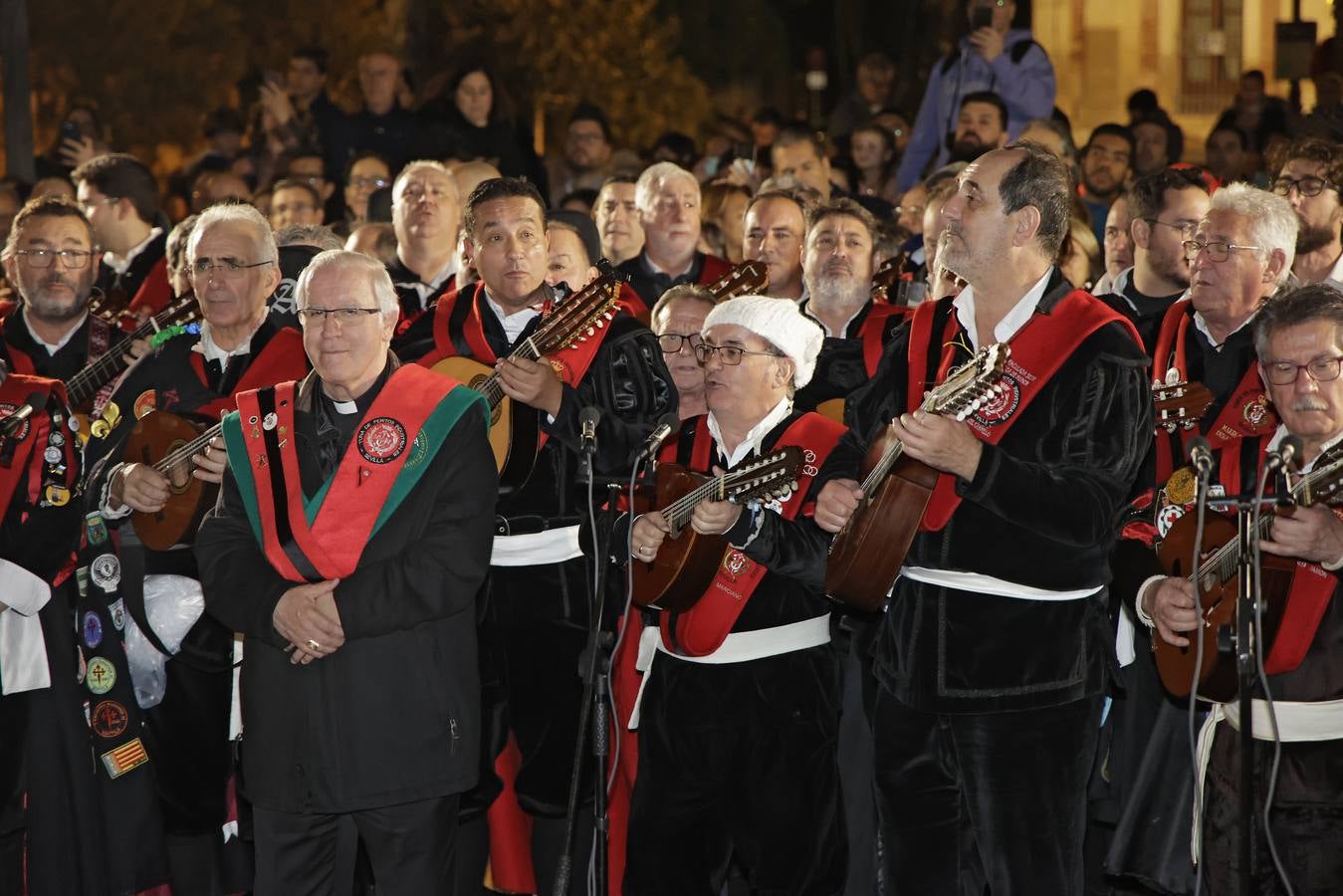 Ambiente festivo en la tradicional actuación de la tuna en la vigilia del Día de la Inmaculada por el Centro de Sevilla