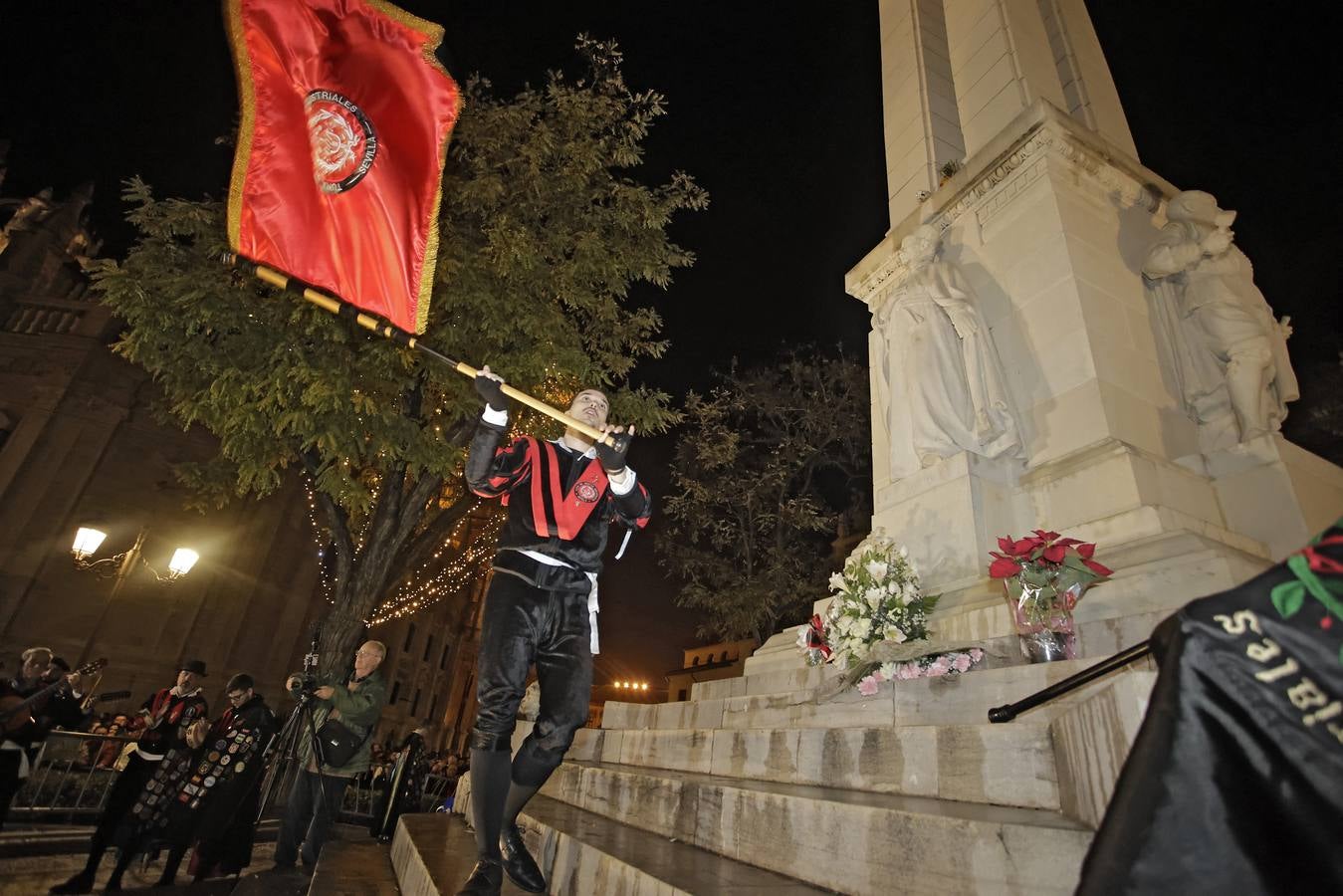 Ambiente festivo en la tradicional actuación de la tuna en la vigilia del Día de la Inmaculada por el Centro de Sevilla