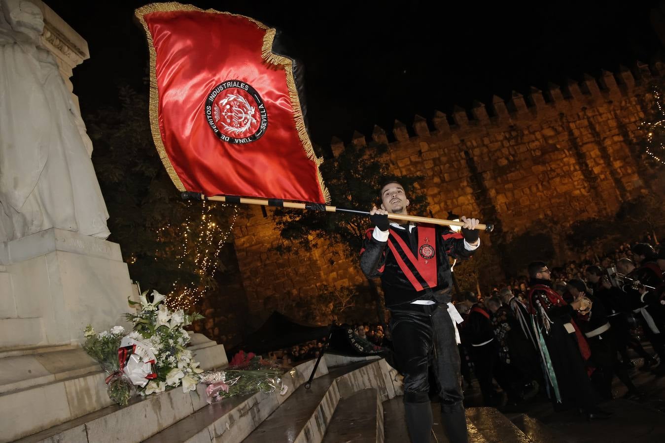 Ambiente festivo en la tradicional actuación de la tuna en la vigilia del Día de la Inmaculada por el Centro de Sevilla