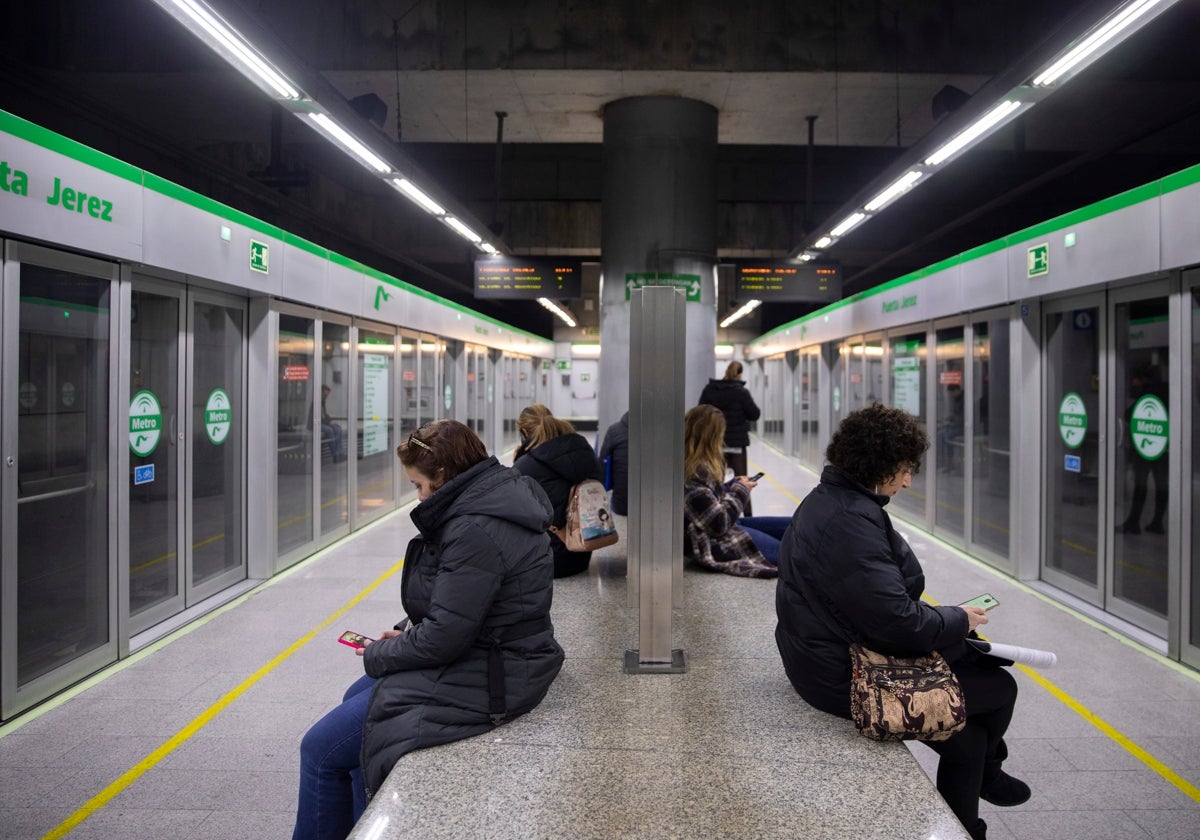 Varias personas en la estación de metro de Puerta Jerez