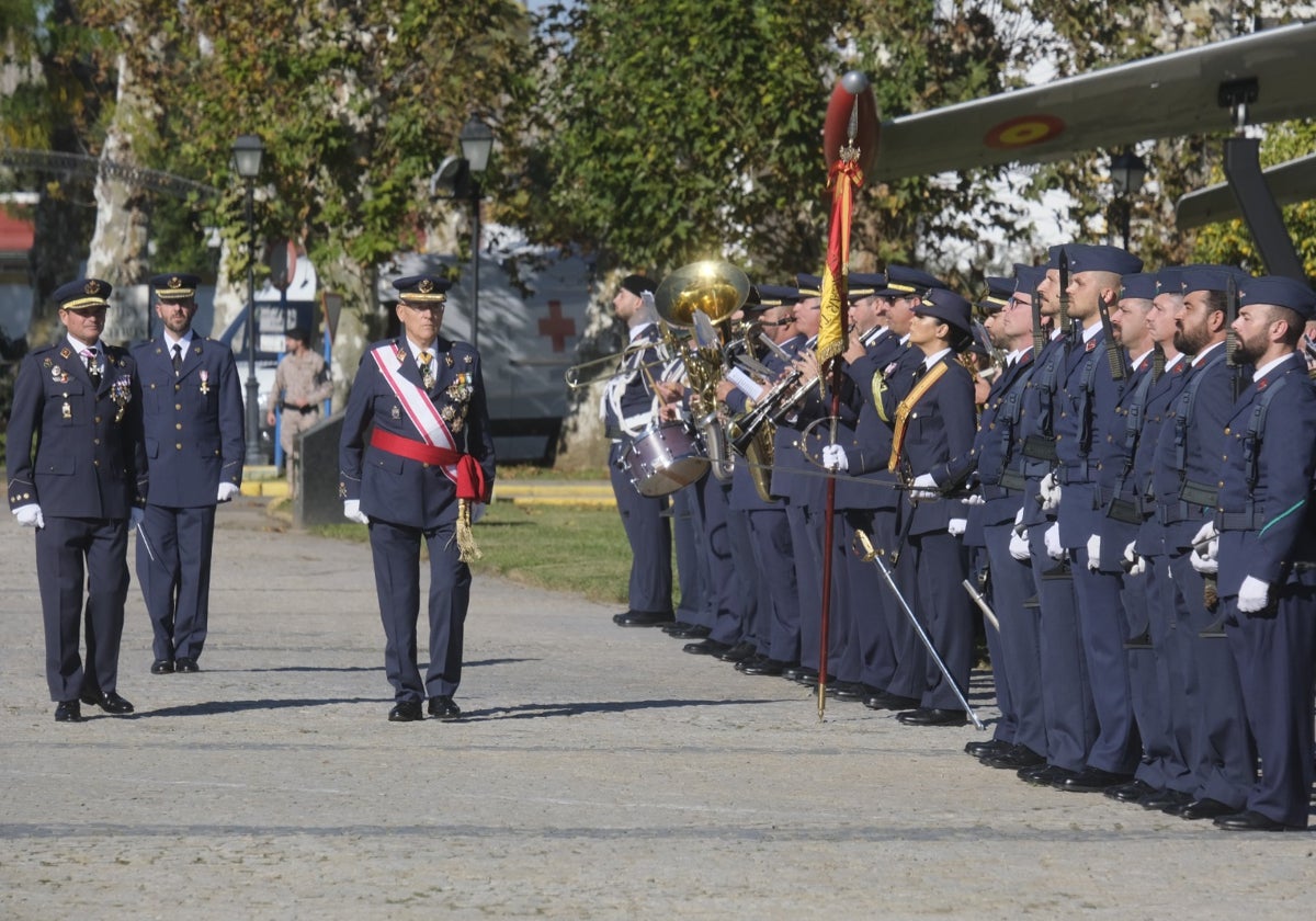Momento en el que el general director de Enseñanza del Ejército del Aire, Javier Hernández Antuña, pasa revista