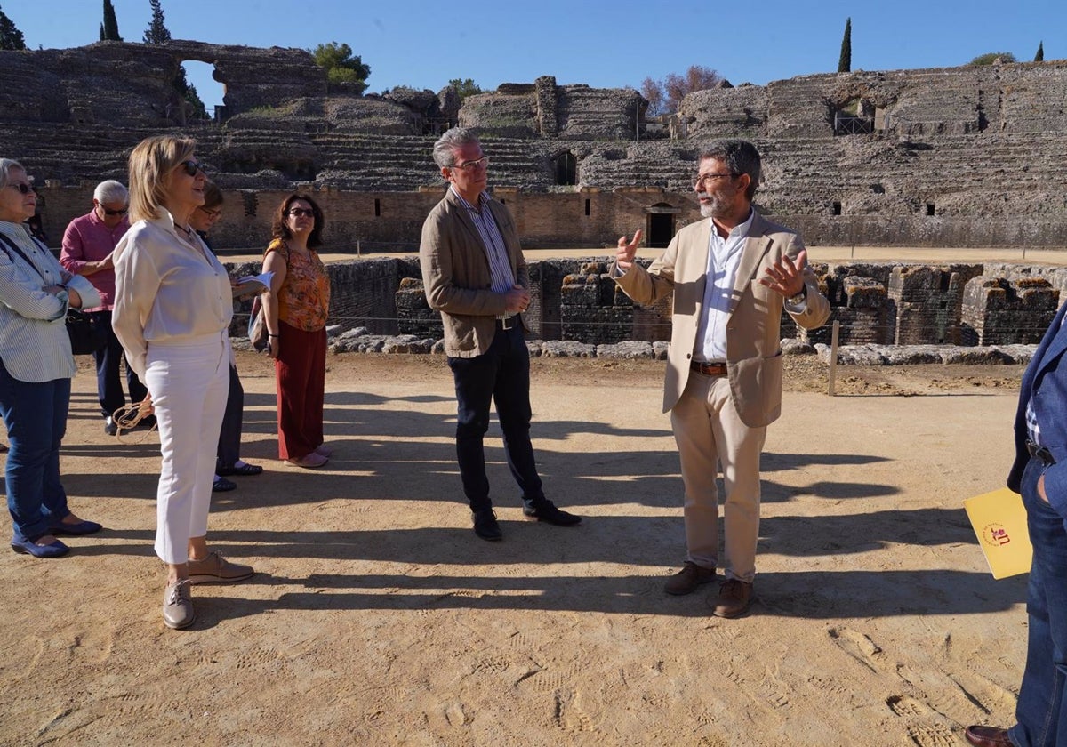 Visita de una delegación internacional al conjunto arqueológico de Itálica