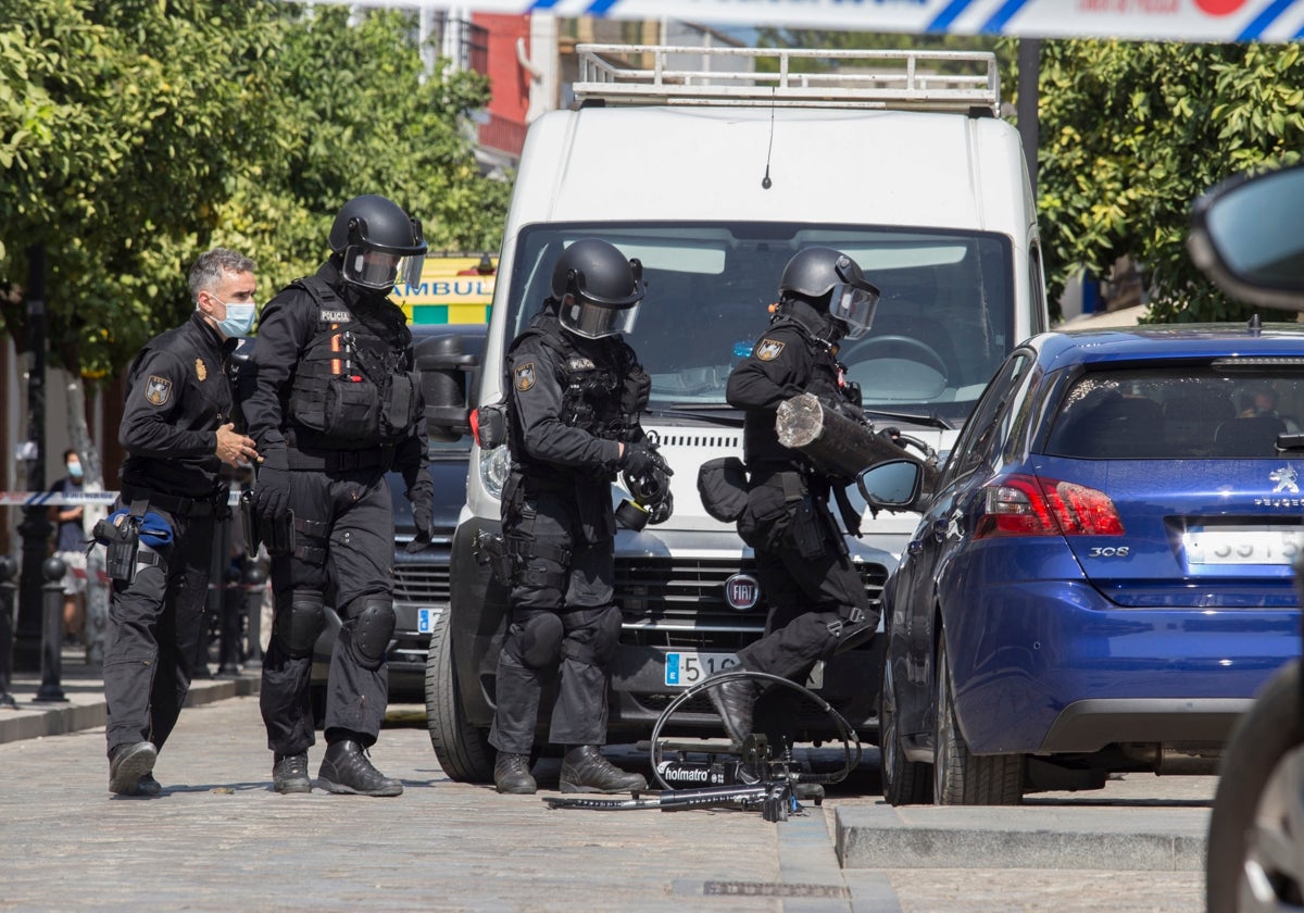 Agentes del GOES en una intervención similar en la localidad de Coria hace unos años