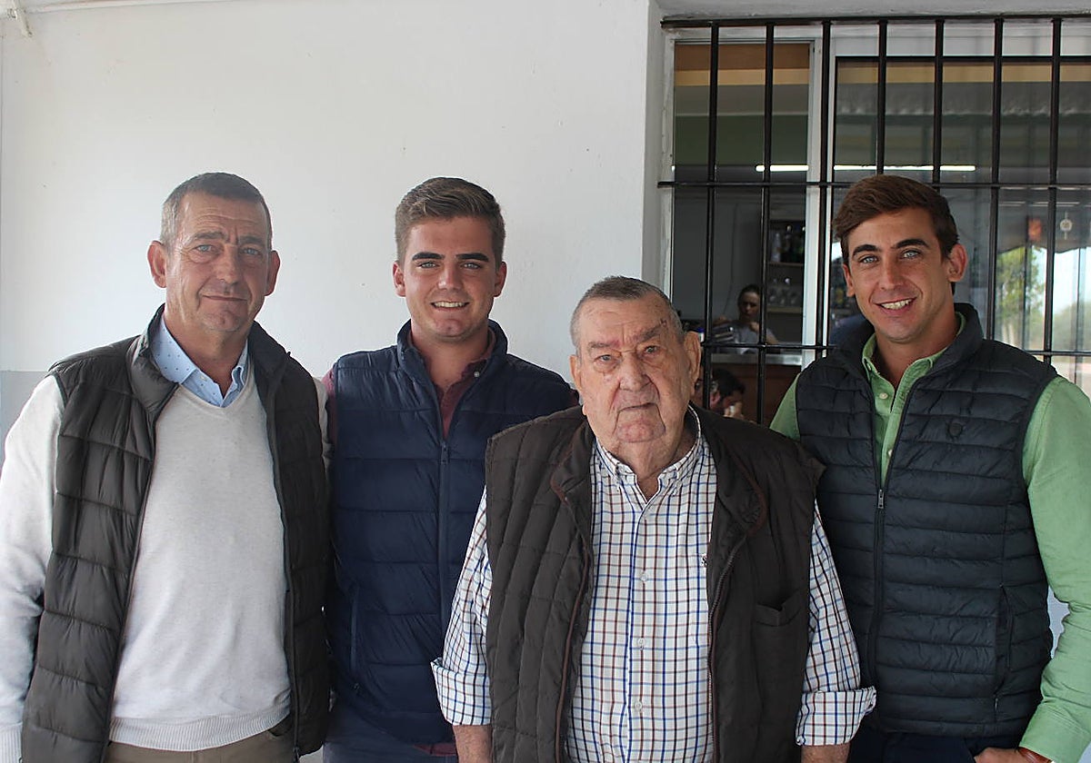 Varios miembros de distintas generaciones de la familia utrerana vinculada al toro