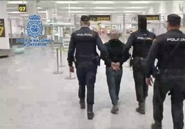 La Policía Nacional detuvo a nueve ultras del Sevilla en el aeropuerto antes de viajar a Francia