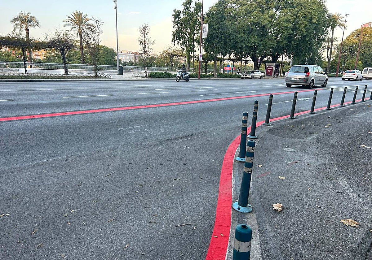 El repintado de las líneas separadoras ha comenzado esta madrugada