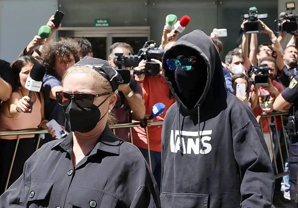 El 'Cuco' y su madre, a la salida del juicio por falso testimonio celebrado en mayo de 2022