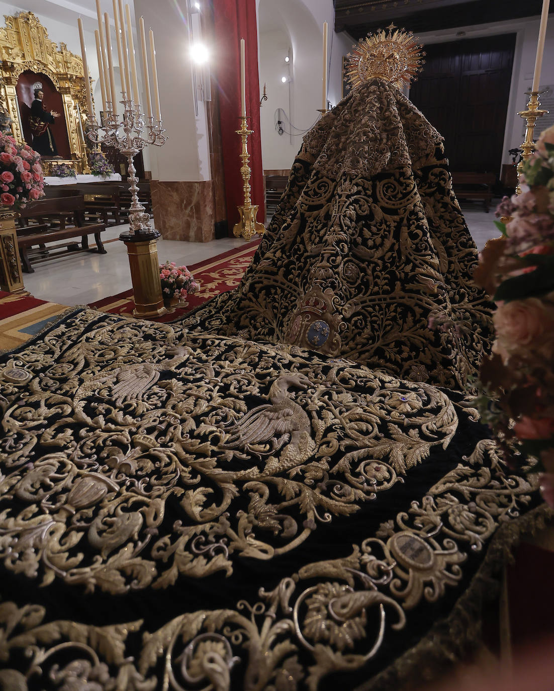 Comienzan los besamanos de la Esperanza de Triana y la Esperanza Macarena en Sevilla