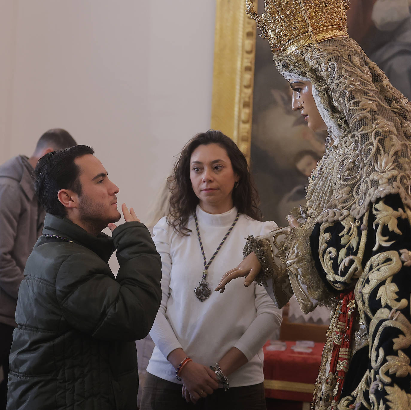 Comienzan los besamanos de la Esperanza de Triana y la Esperanza Macarena en Sevilla