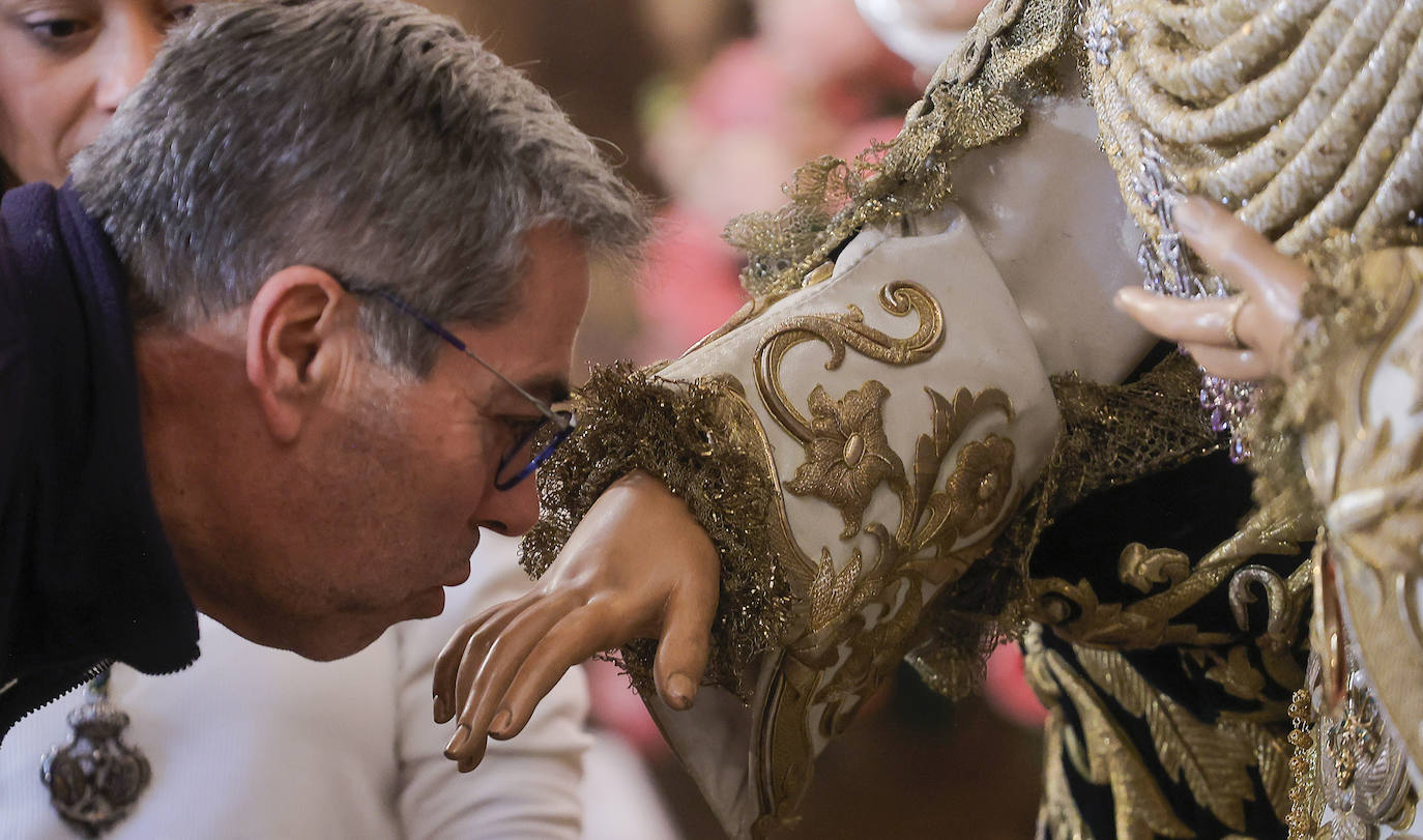 Comienzan los besamanos de la Esperanza de Triana y la Esperanza Macarena en Sevilla
