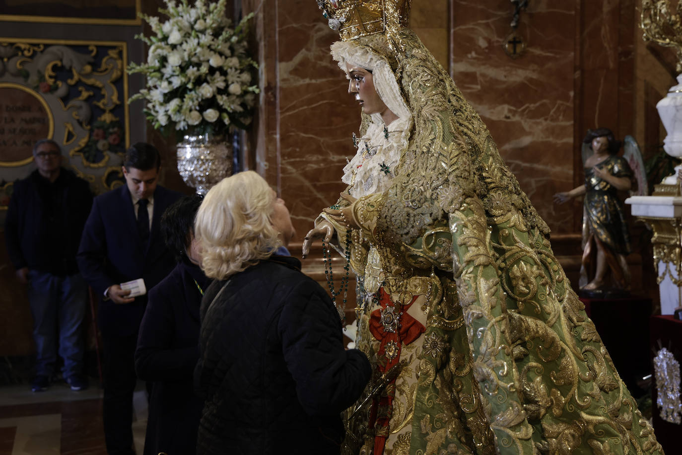 Comienzan los besamanos de la Esperanza de Triana y la Esperanza Macarena en Sevilla