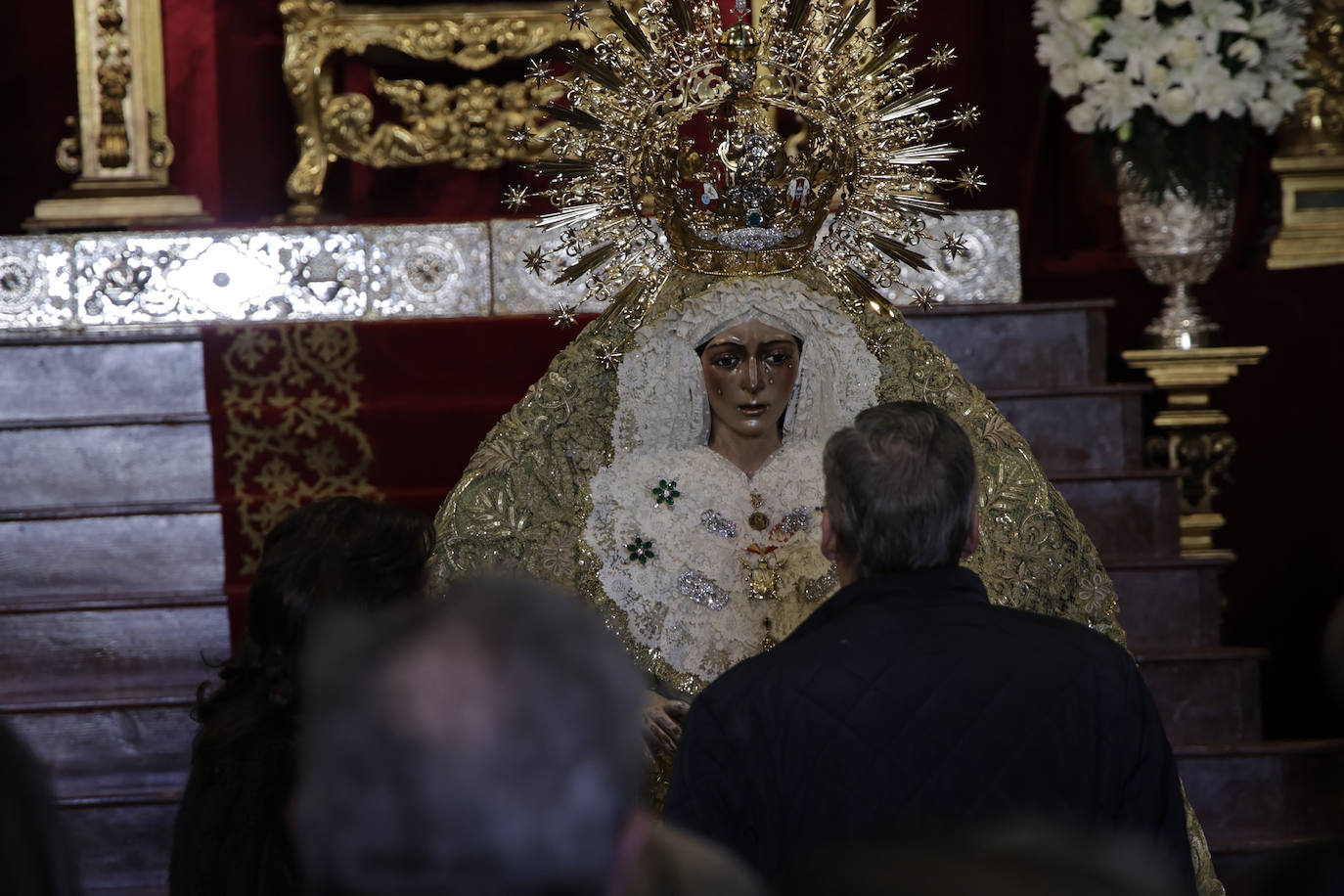 Comienzan los besamanos de la Esperanza de Triana y la Esperanza Macarena en Sevilla