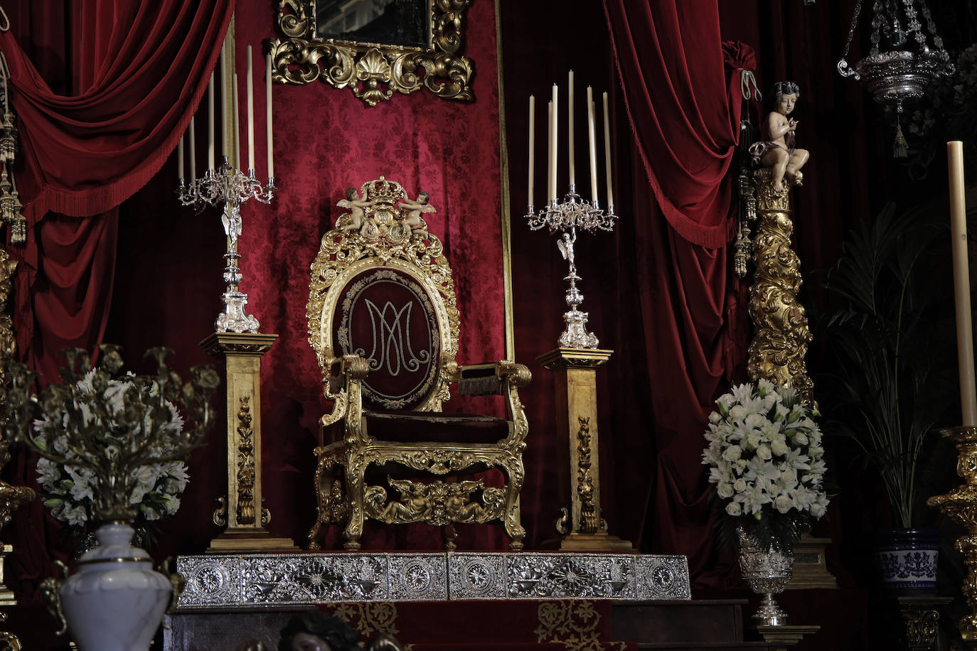 Comienzan los besamanos de la Esperanza de Triana y la Esperanza Macarena en Sevilla