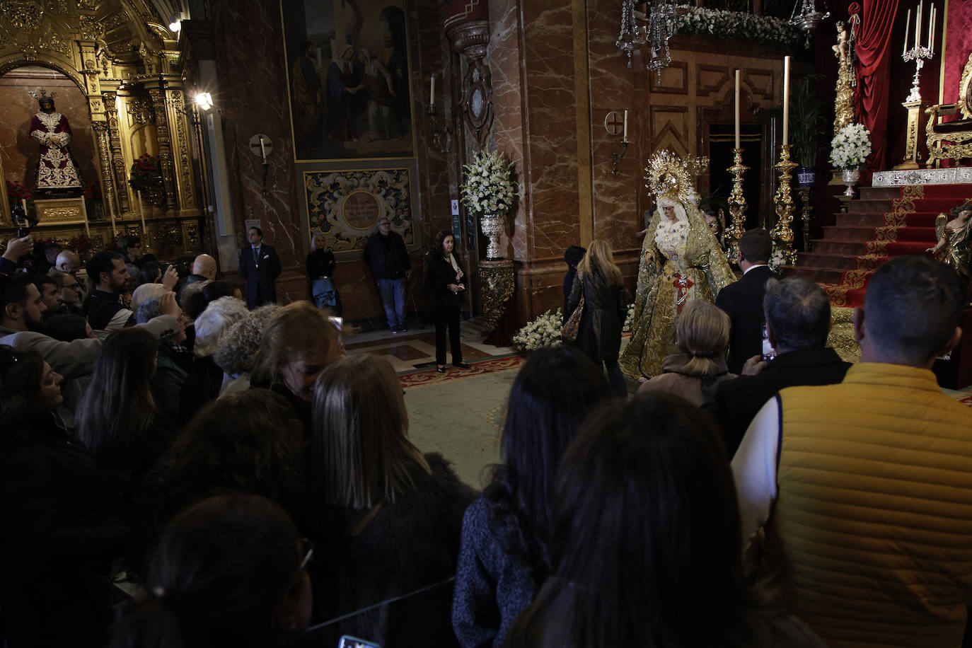 Comienzan los besamanos de la Esperanza de Triana y la Esperanza Macarena en Sevilla