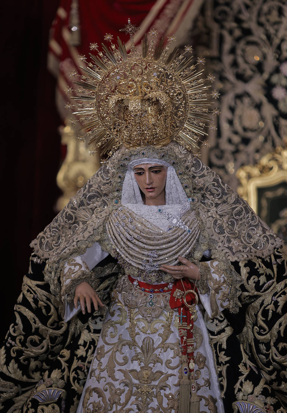 Comienzan los besamanos de la Esperanza de Triana y la Esperanza Macarena en Sevilla