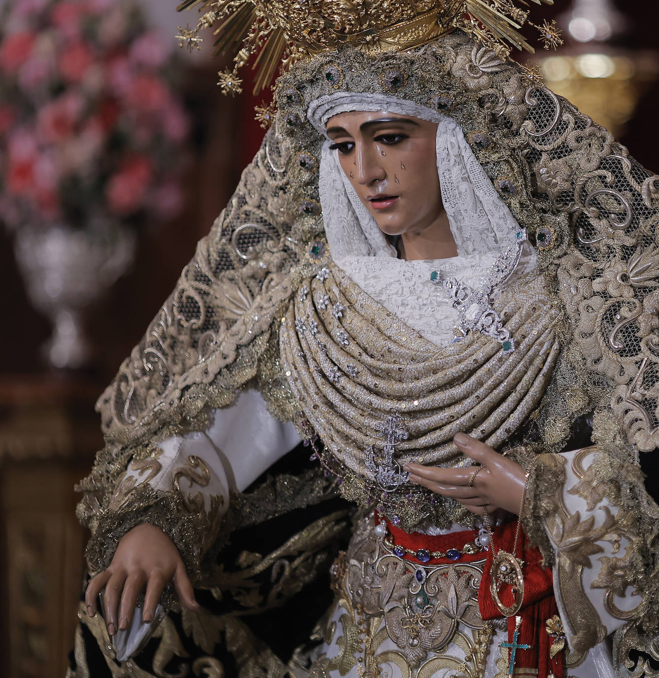 Comienzan los besamanos de la Esperanza de Triana y la Esperanza Macarena en Sevilla