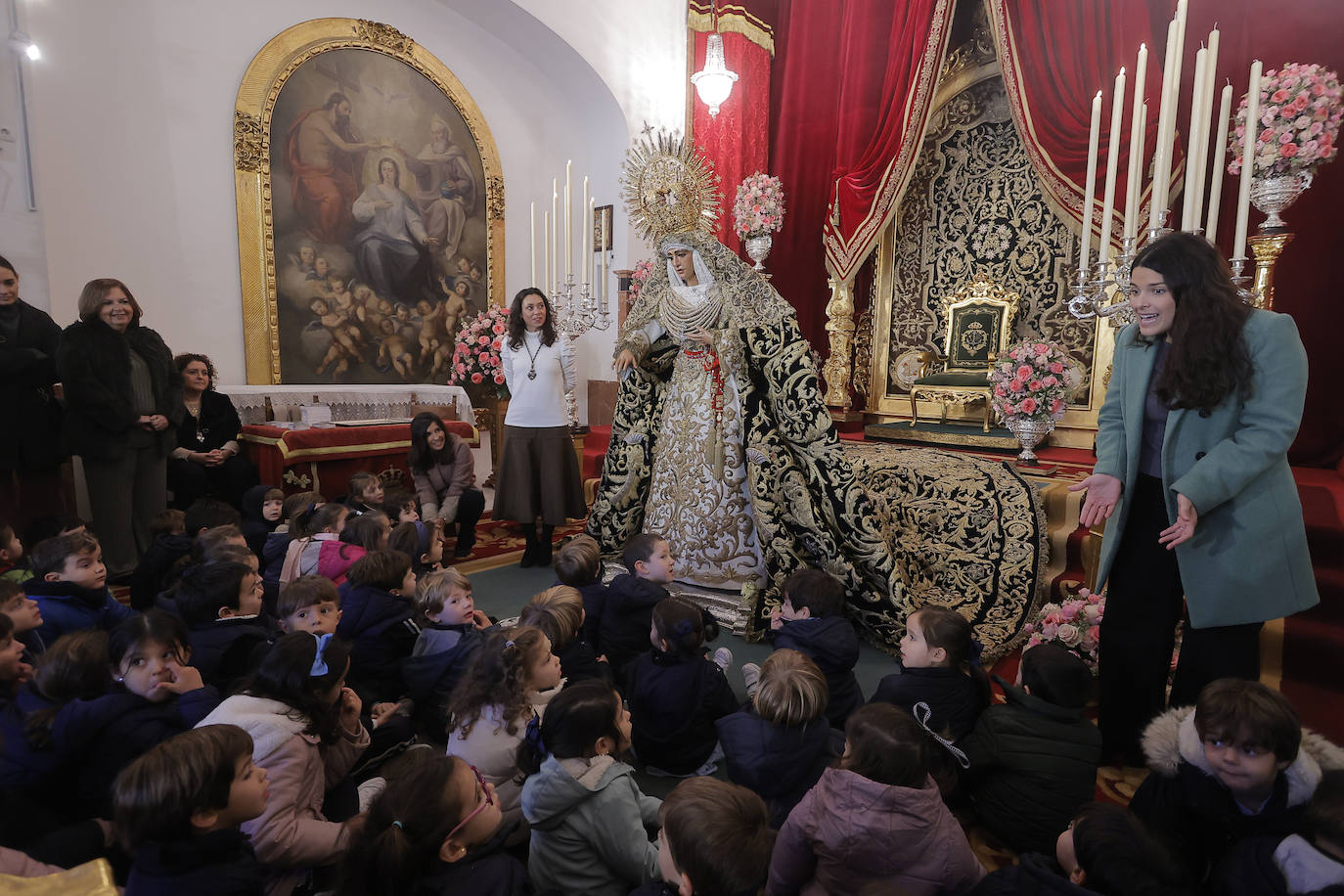 Comienzan los besamanos de la Esperanza de Triana y la Esperanza Macarena en Sevilla