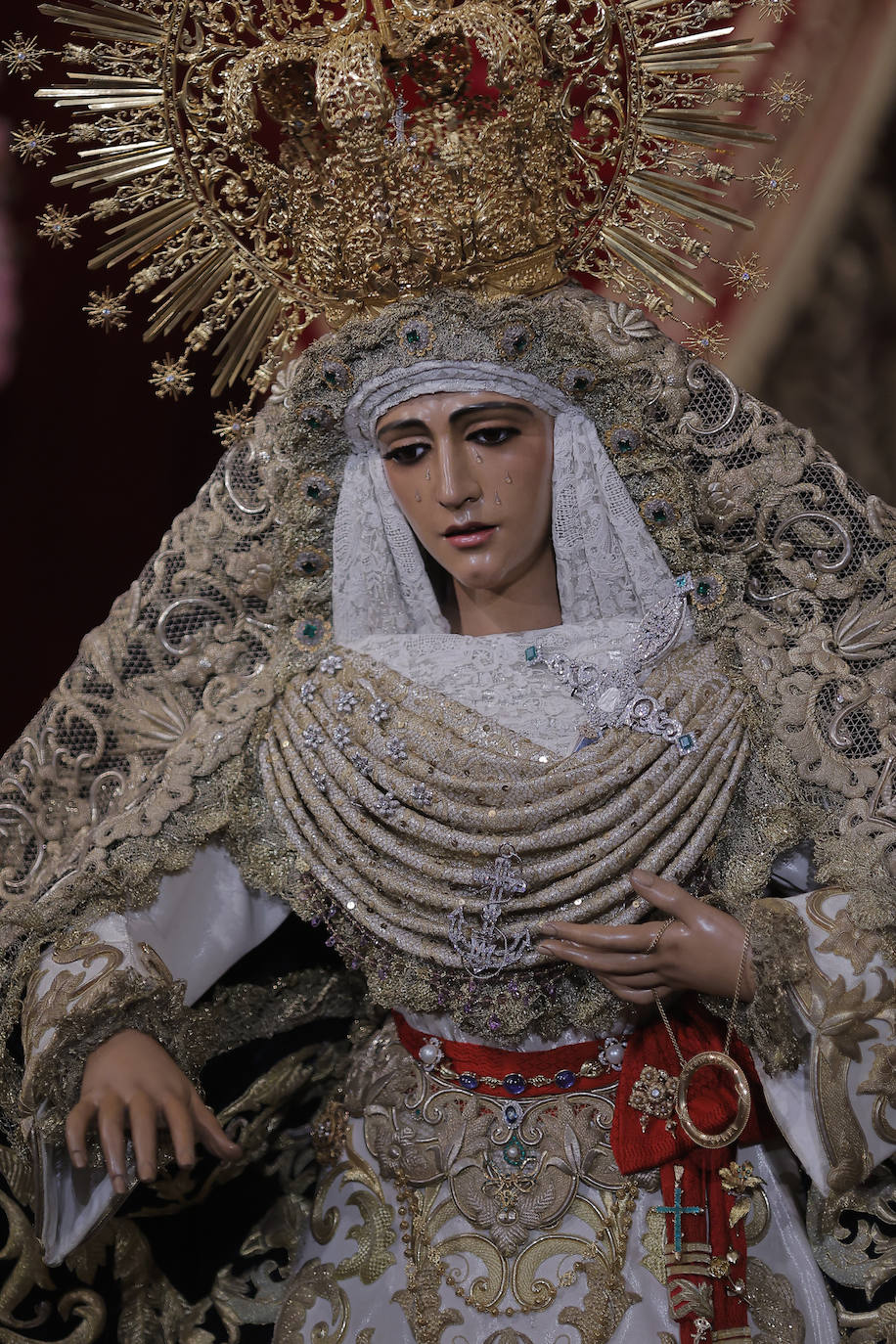 Comienzan los besamanos de la Esperanza de Triana y la Esperanza Macarena en Sevilla