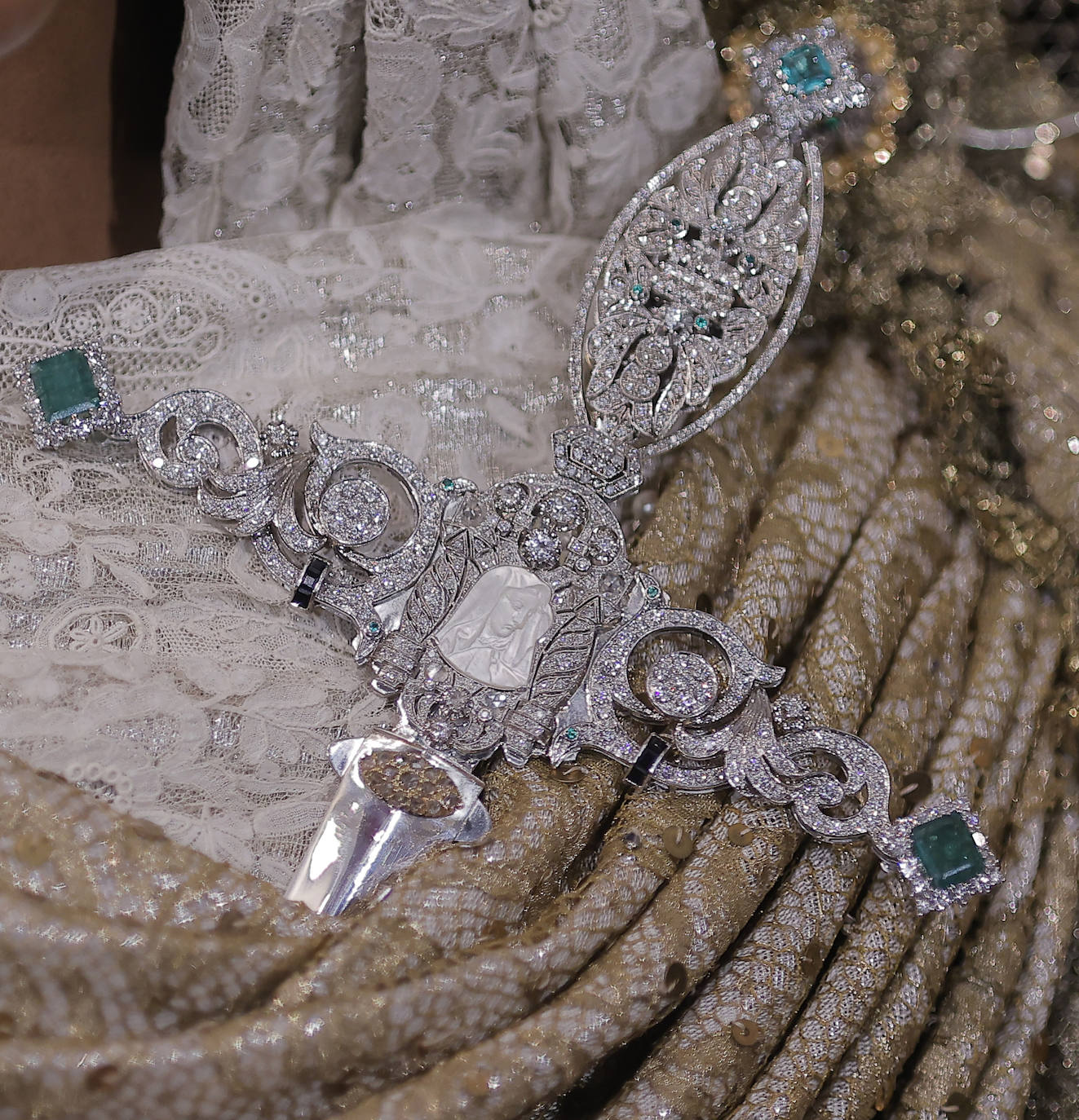 Comienzan los besamanos de la Esperanza de Triana y la Esperanza Macarena en Sevilla