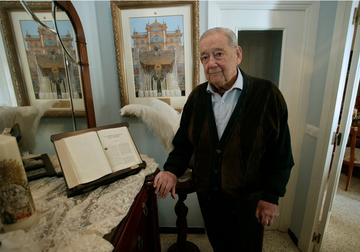 Manuel García junto a un ejemplar de los Evangelios en su domicilio sevillano