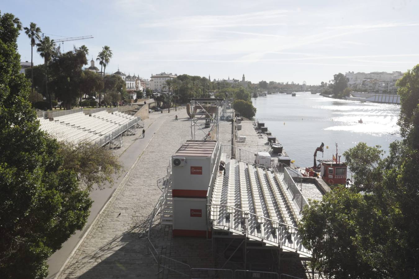 Preparación del espectáculo junto al río Guadalquivir