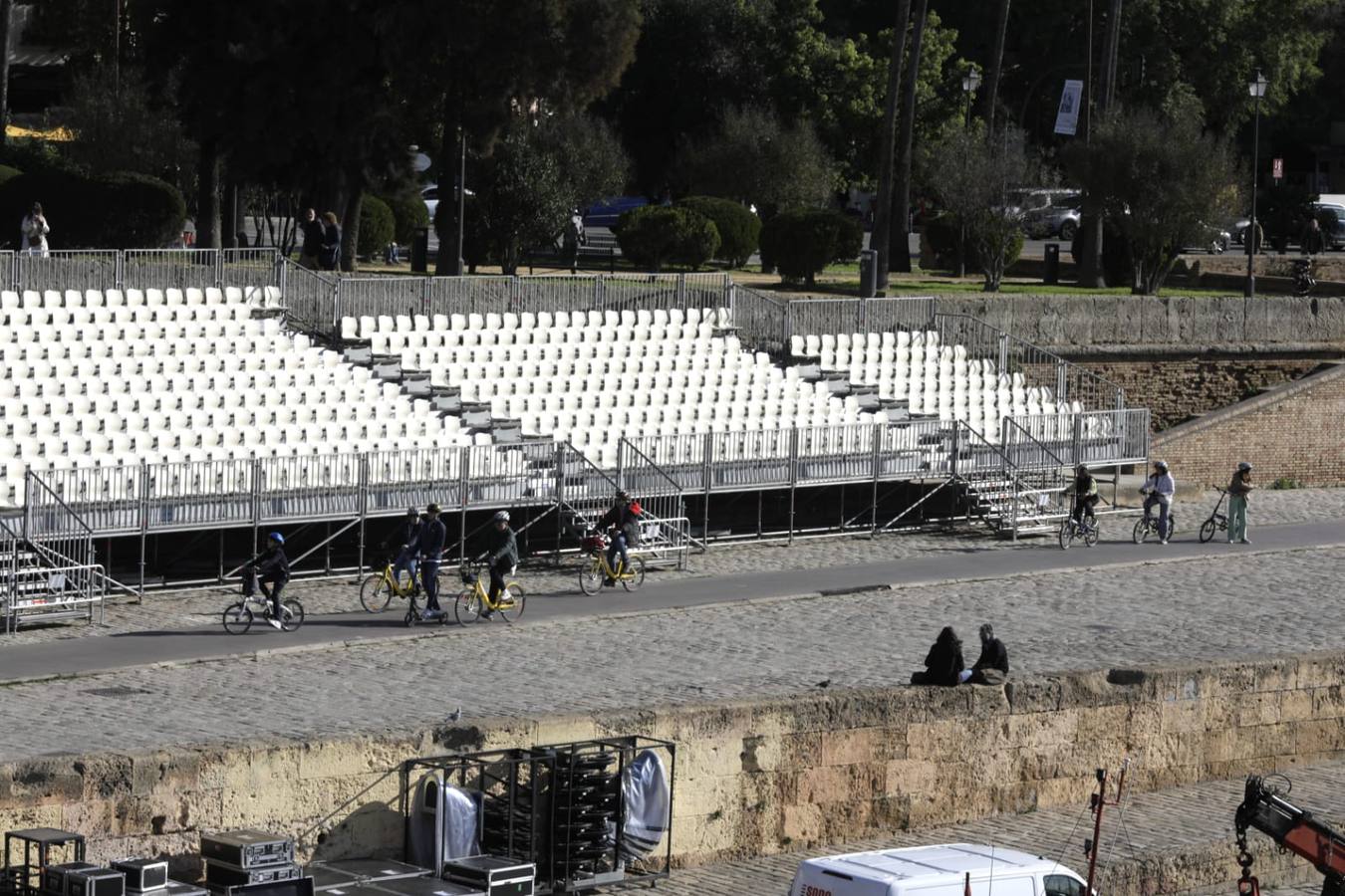 Preparación del espectáculo junto al río Guadalquivir