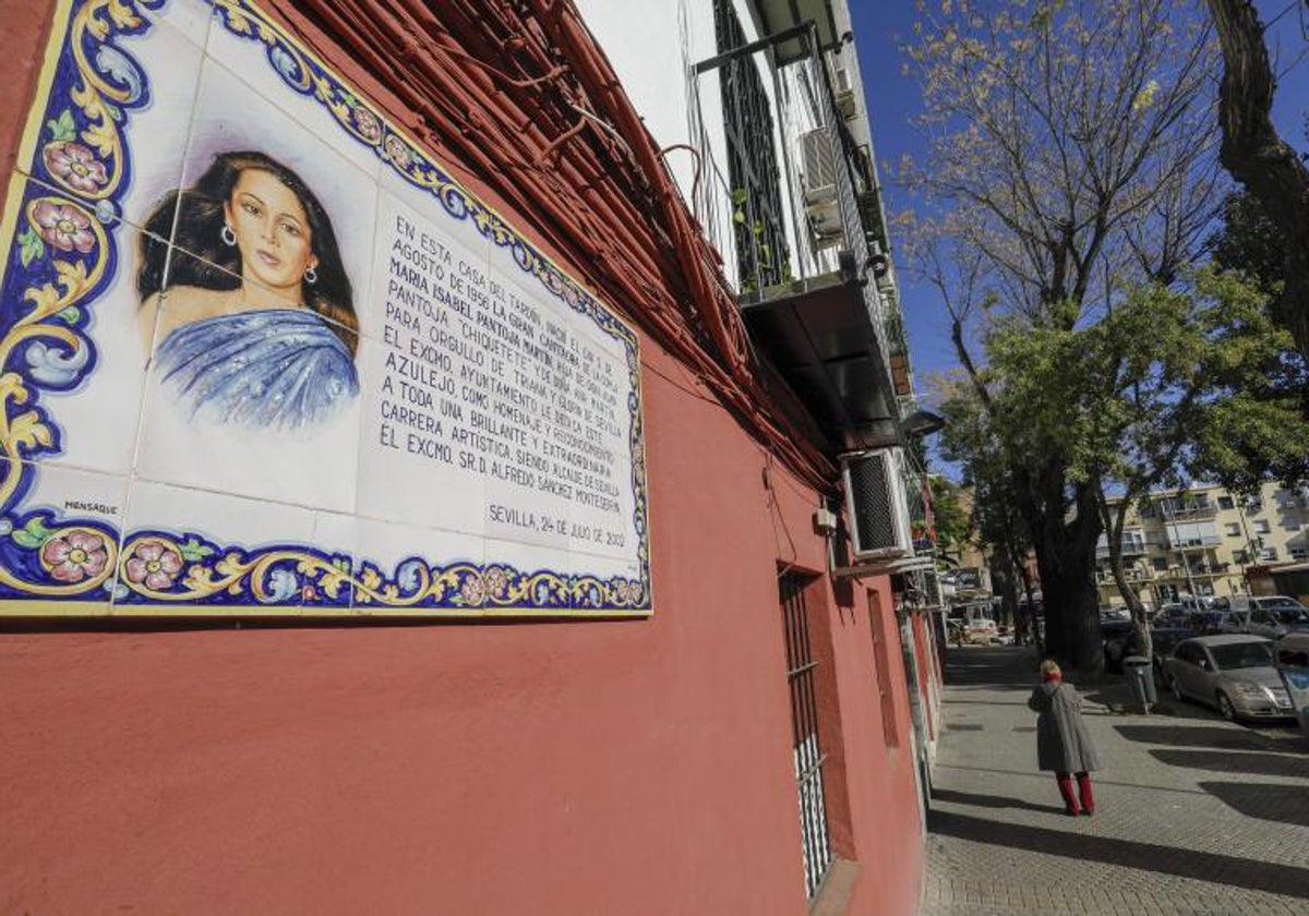 Placa en la puerta de la casa donde nació Isabel Pantoja en el Tardón