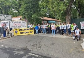 La Consejería de Empleo de la Junta fija servicios mínimos de una o dos unidades en la huelga de la grúa municipal de Sevilla