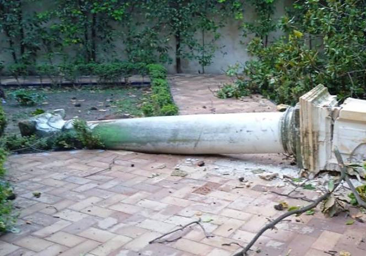 La columna afectada por la caída de la rama de unos de los magnolios del Alcázar