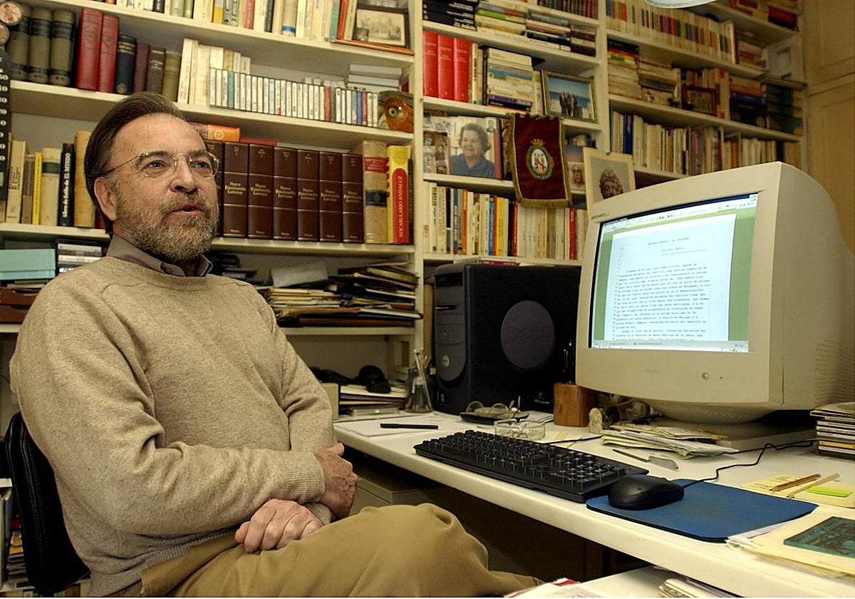 Antonio Burgos en su despacho delante de uno de sus artículos en plena creación