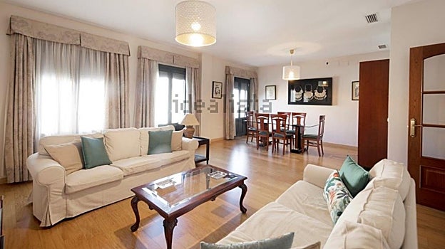 Amplio y luminoso salón de la vivienda