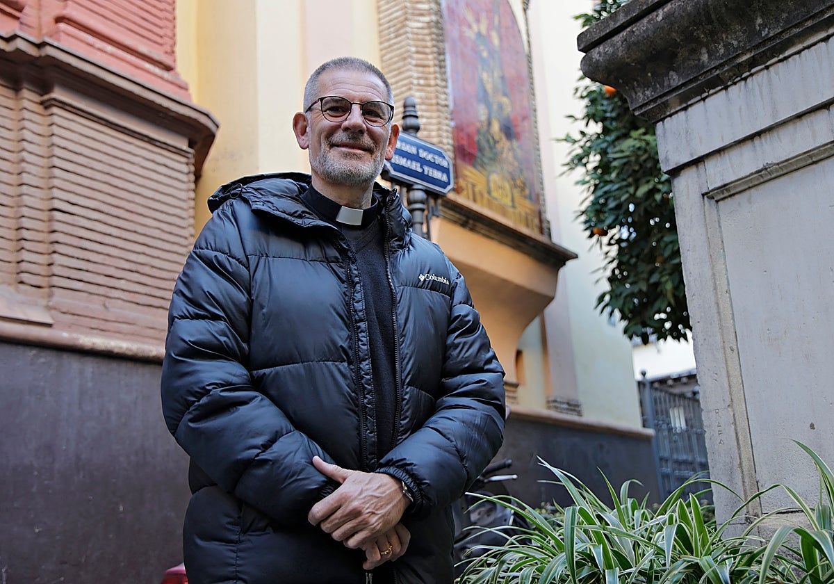 El padre Leonardo frente a la iglesia de San Isidoro, a cuya hermandad pertenece