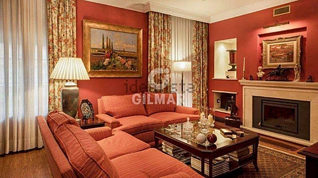 Acogedor salón con chimenea de la casa