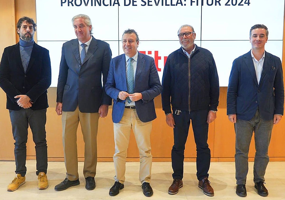 El presidente de la Diputación de Sevilla, Javier Fernández; el secretario general de la Confederación de Empresarios (CES), David Alva; y los secretarios provinciales de CCOO y UGT, Carlos Aristu y Juan Bautista Ginés, respectivamente